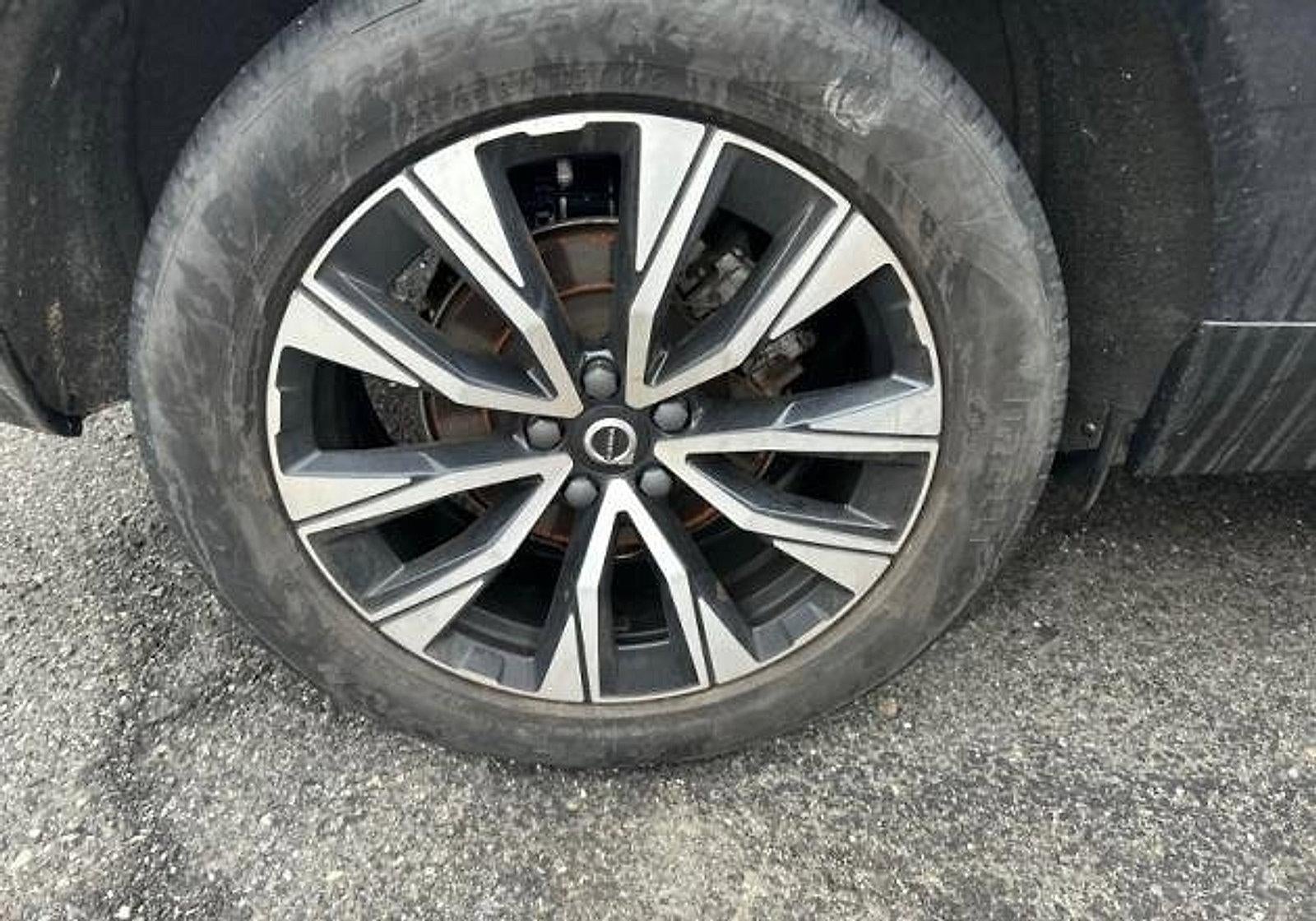 2023 Volvo XC60 B5 AWD Plus Dark Theme