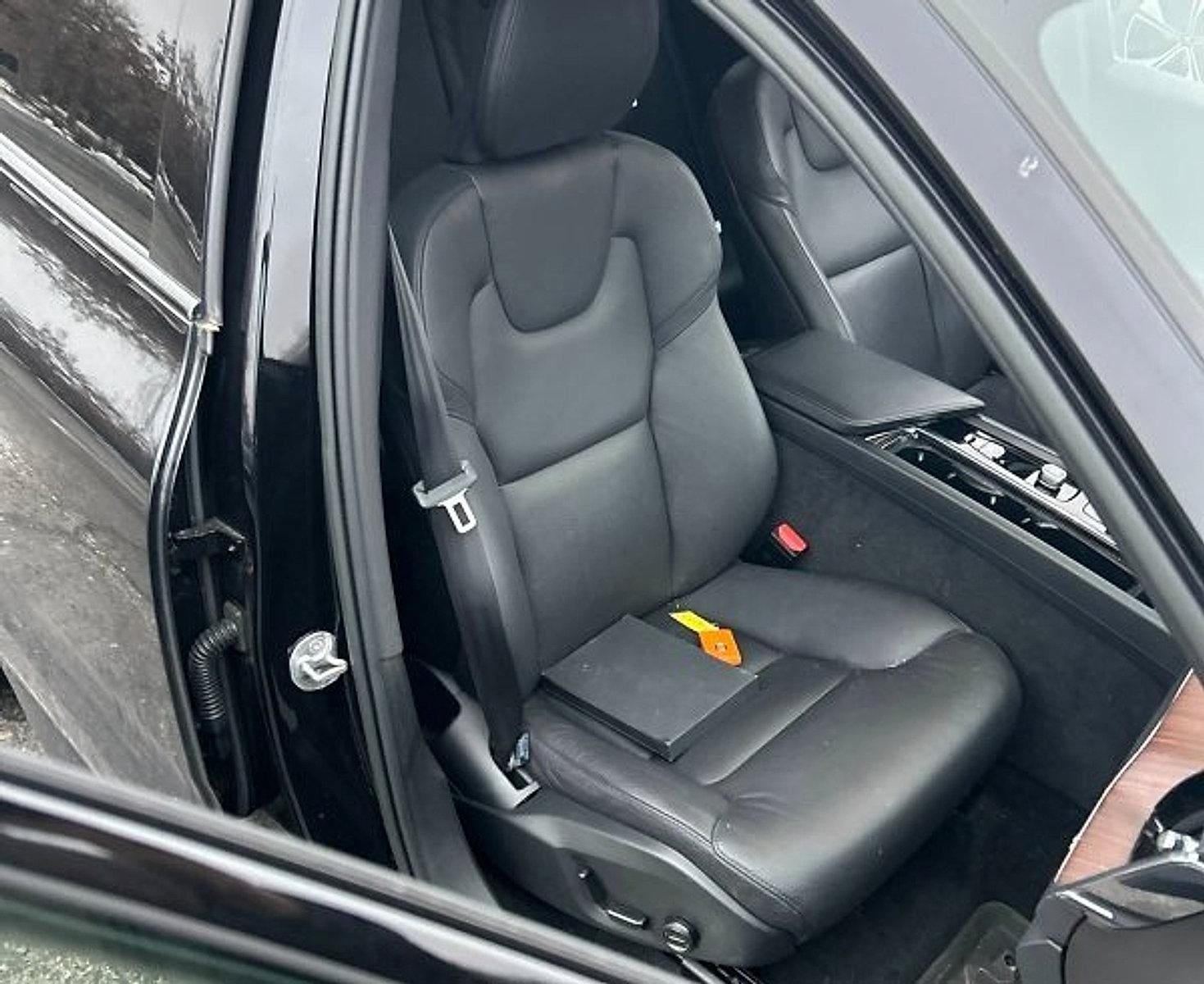 2023 Volvo XC60 B5 AWD Plus Dark Theme