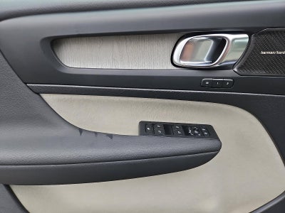 2023 Volvo XC40 B5 AWD Ultimate Bright Theme