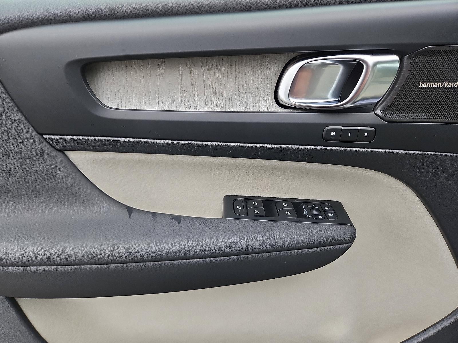 2023 Volvo XC40 B5 AWD Ultimate Bright Theme