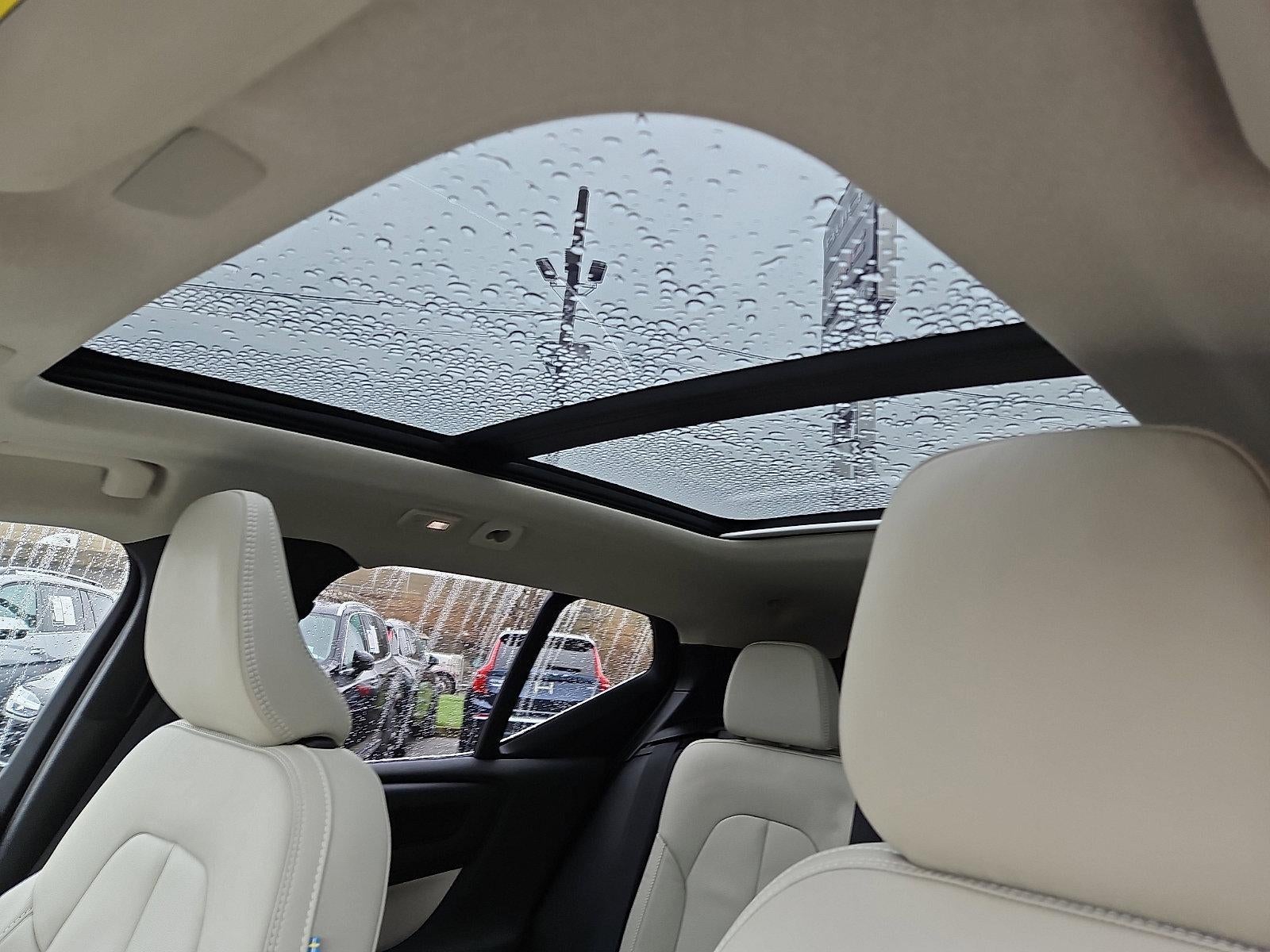 2023 Volvo XC40 B5 AWD Ultimate Bright Theme