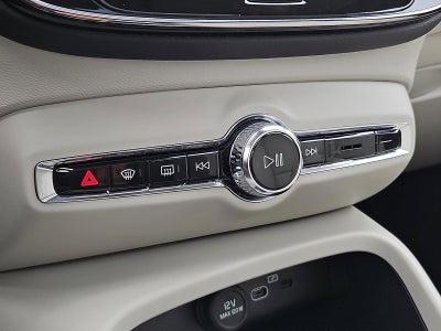 2023 Volvo XC40 B5 AWD Ultimate Bright Theme