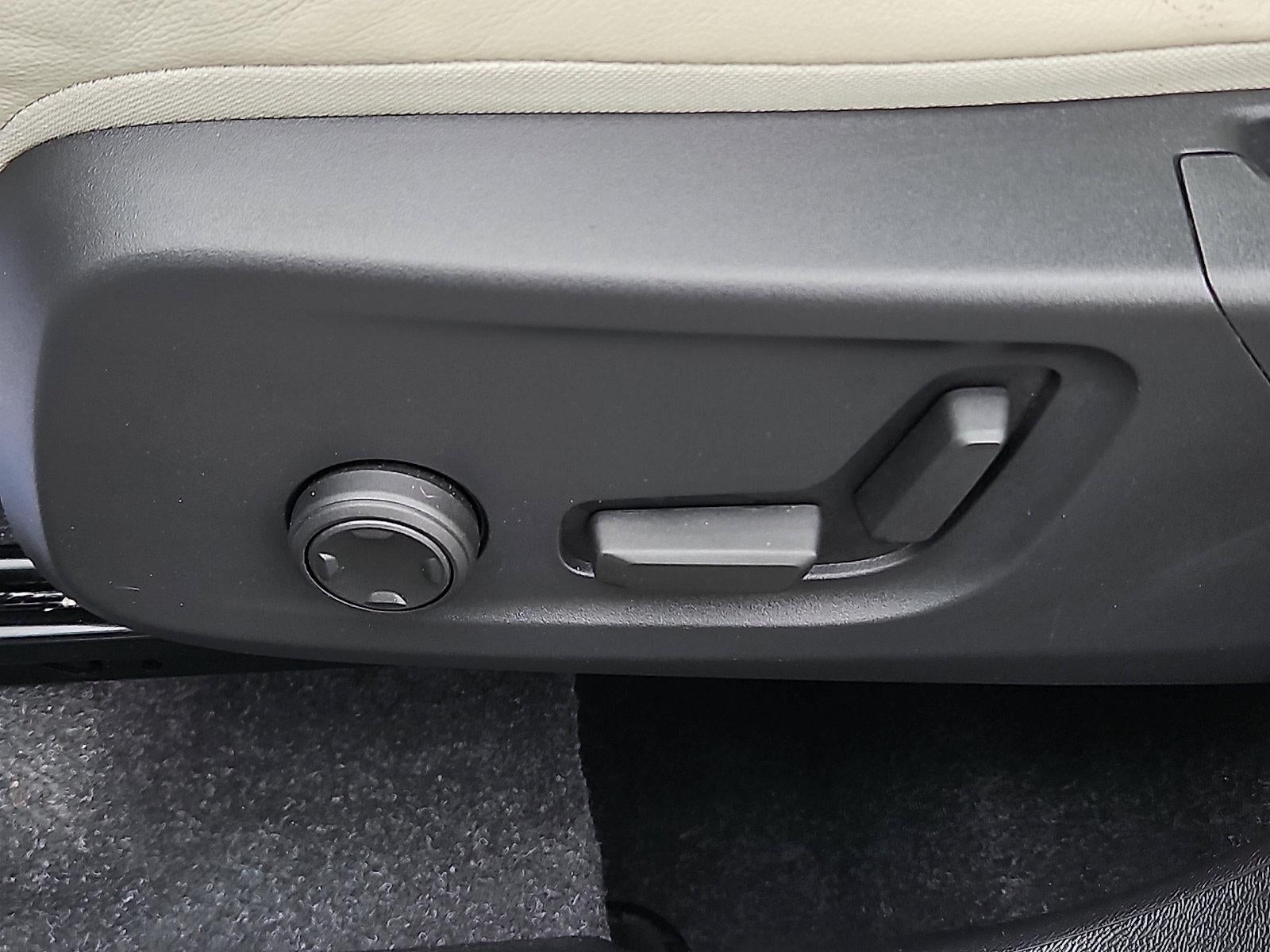 2023 Volvo XC40 B5 AWD Ultimate Bright Theme