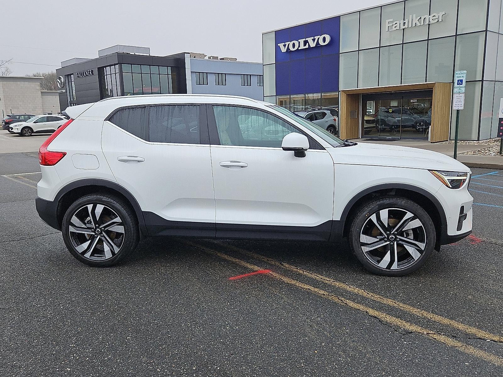 2023 Volvo XC40 B5 AWD Ultimate Bright Theme