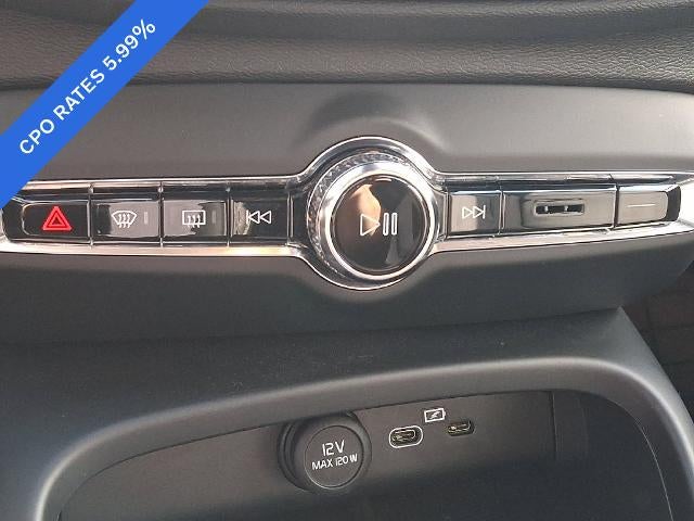 2024 Volvo XC40 B5 AWD Plus Bright Theme