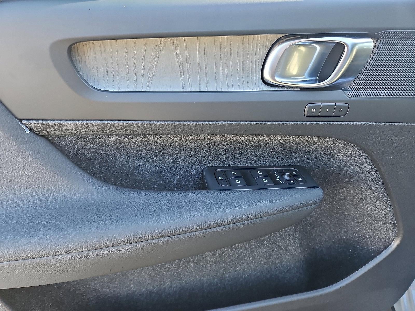 2023 Volvo XC40 B5 AWD Plus Bright Theme