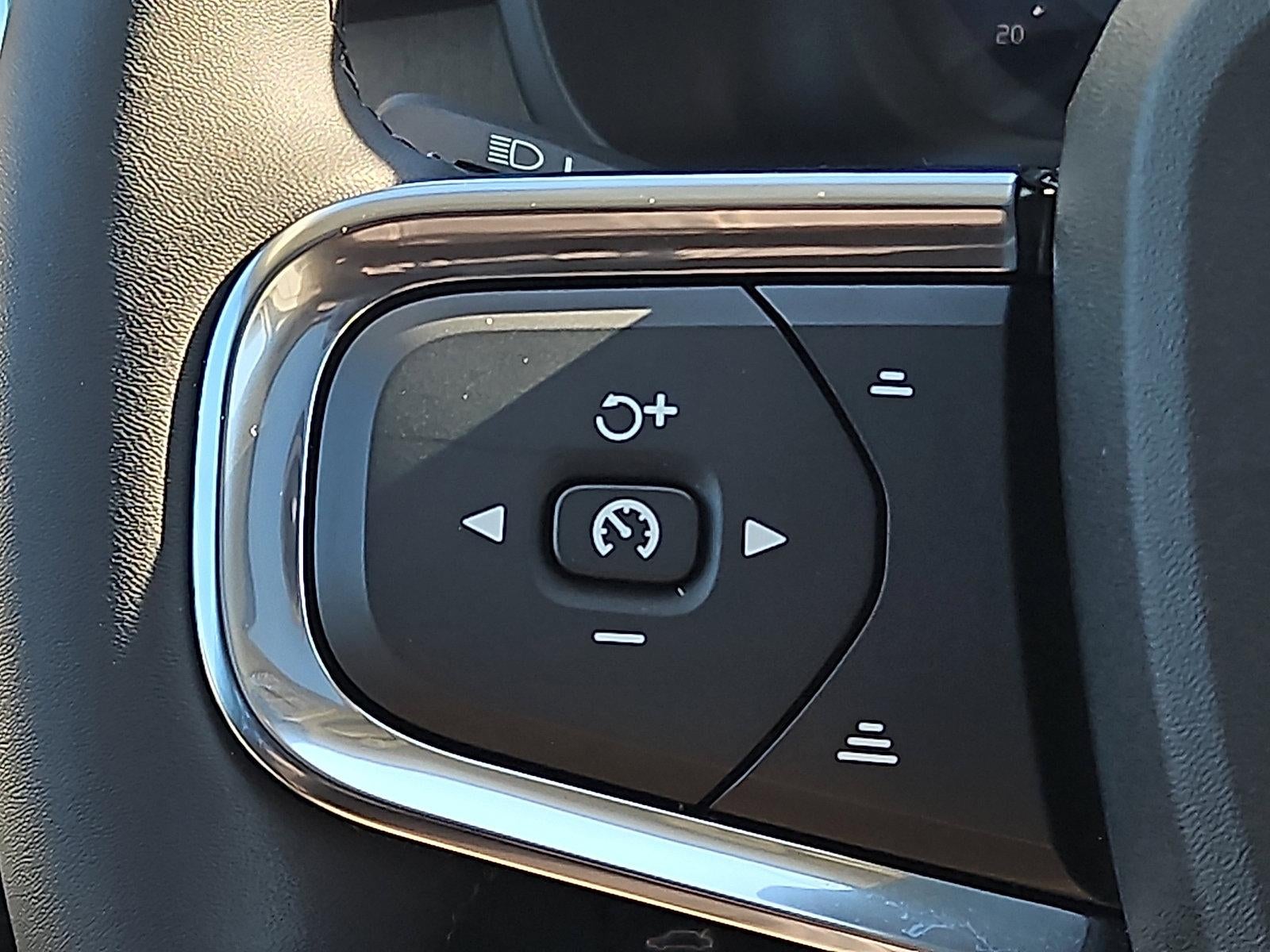 2023 Volvo XC40 B5 AWD Plus Bright Theme