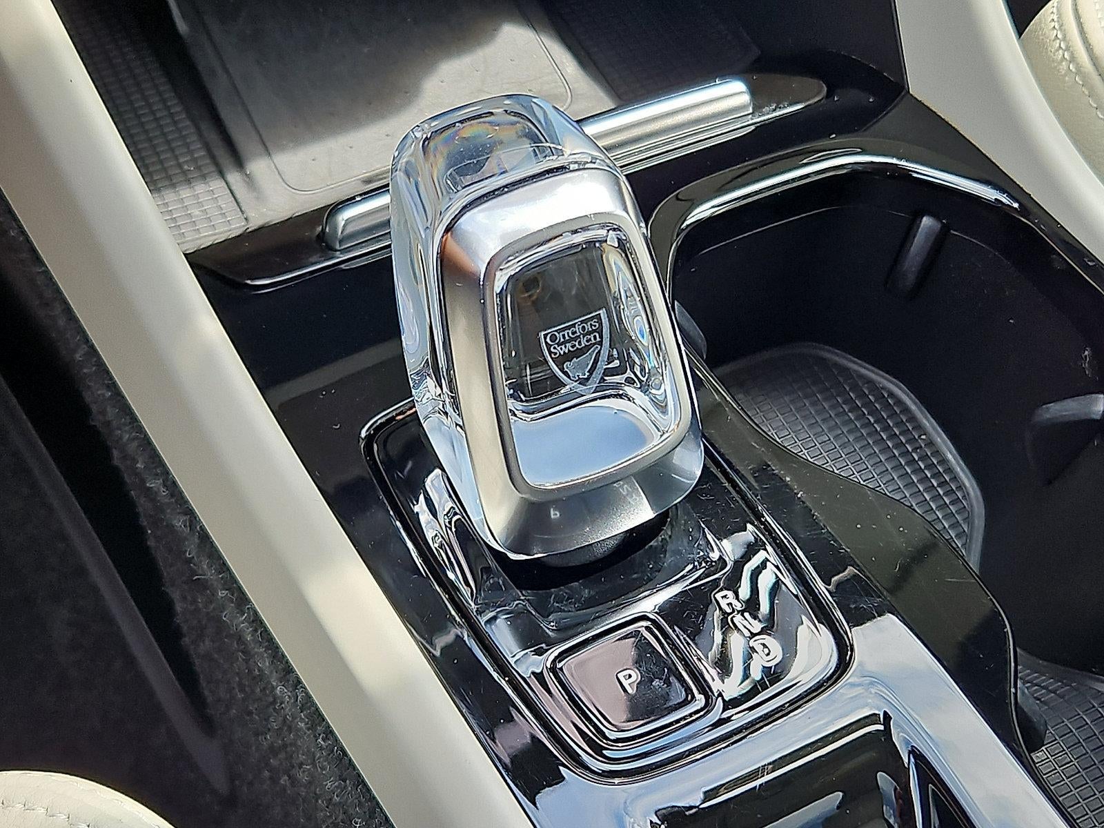 2024 Volvo XC40 B5 AWD Ultimate Bright Theme