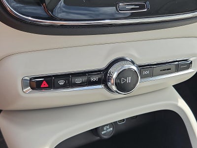 2024 Volvo XC40 B5 AWD Ultimate Bright Theme