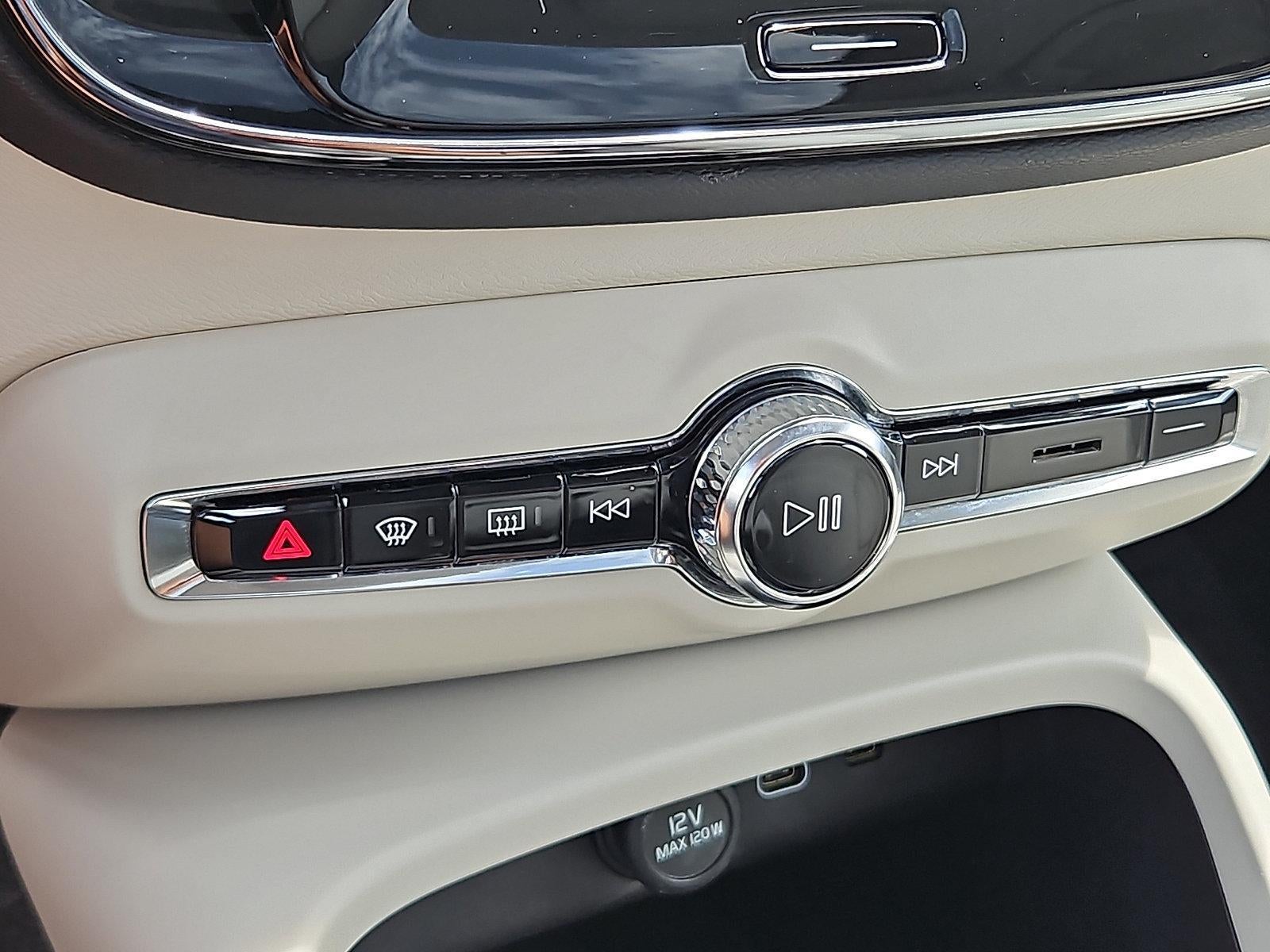 2024 Volvo XC40 B5 AWD Ultimate Bright Theme