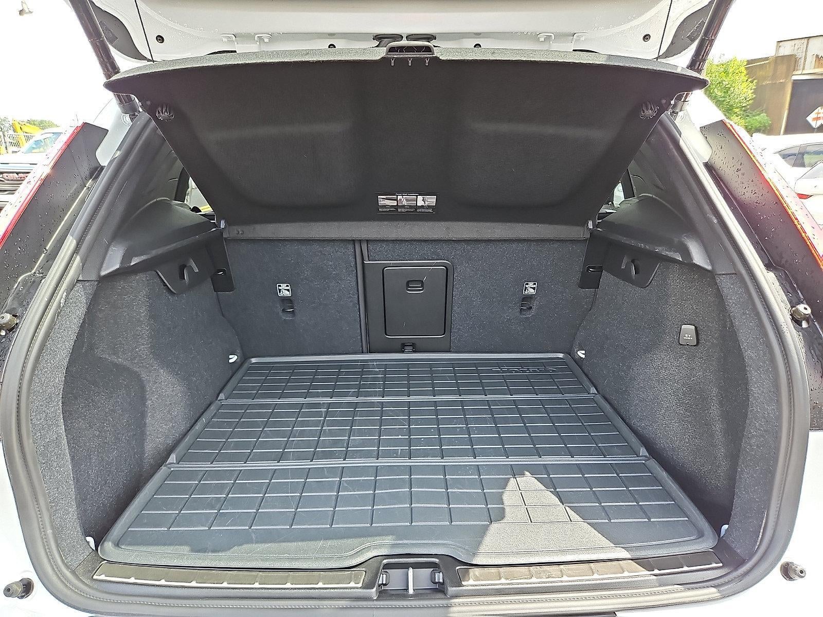 2024 Volvo XC40 B5 AWD Ultimate Bright Theme