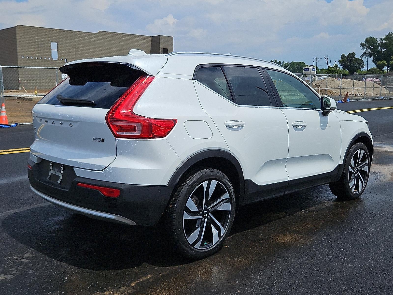 2024 Volvo XC40 B5 AWD Ultimate Bright Theme