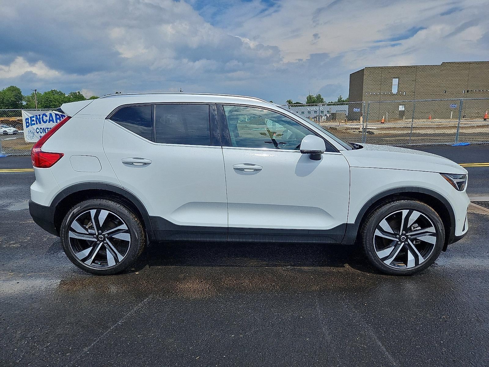 2024 Volvo XC40 B5 AWD Ultimate Bright Theme