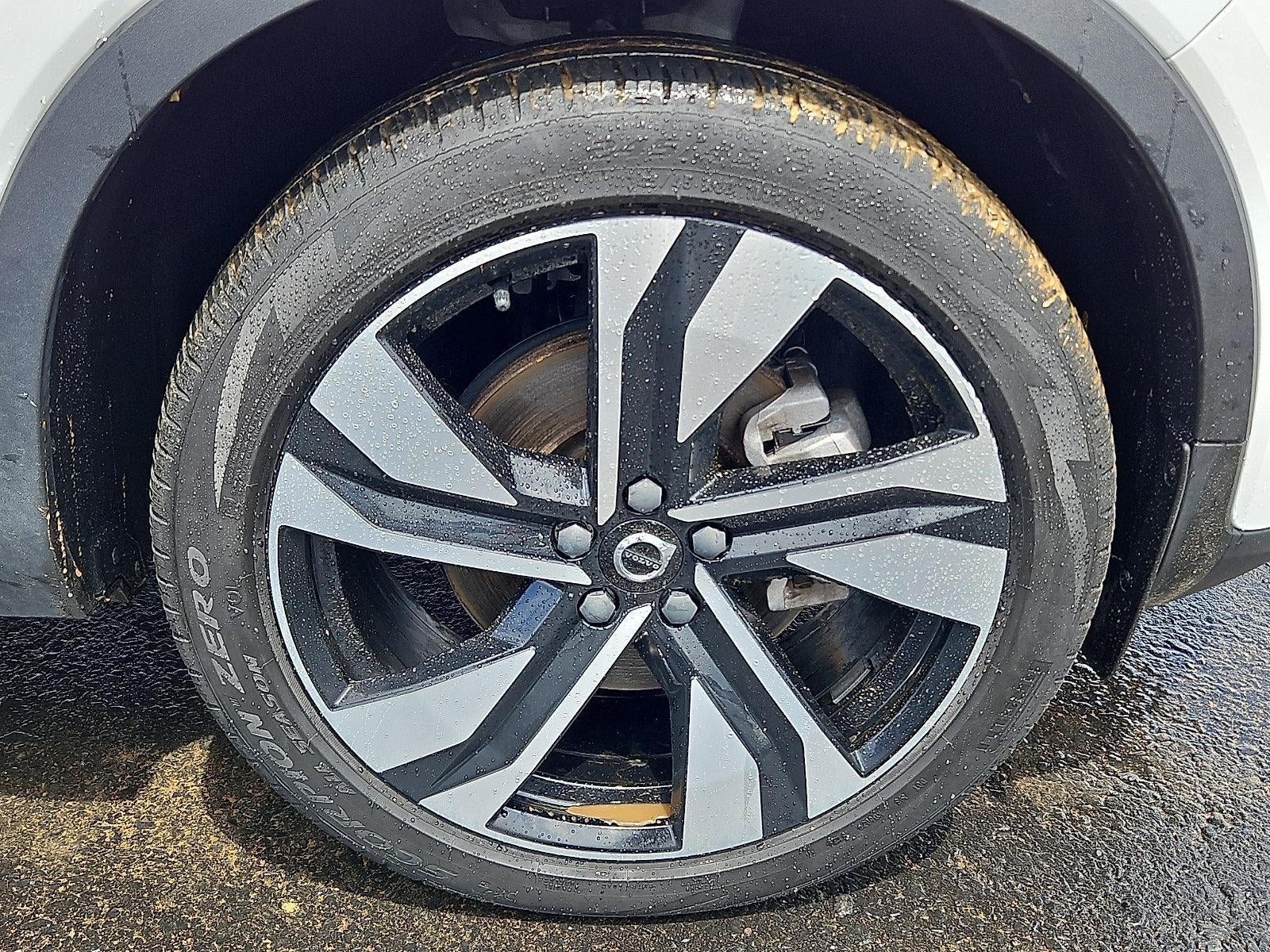 2024 Volvo XC40 B5 AWD Ultimate Bright Theme