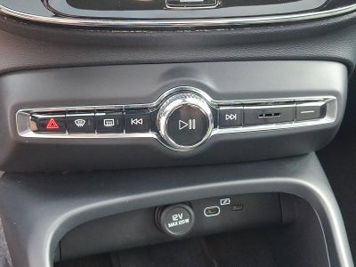 2024 Volvo XC40 B5 AWD Core Bright Theme