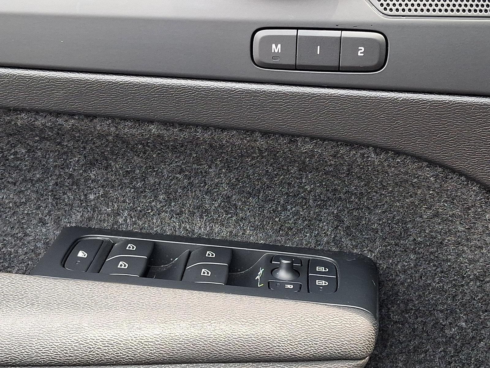 2024 Volvo XC40 B5 AWD Core Bright Theme