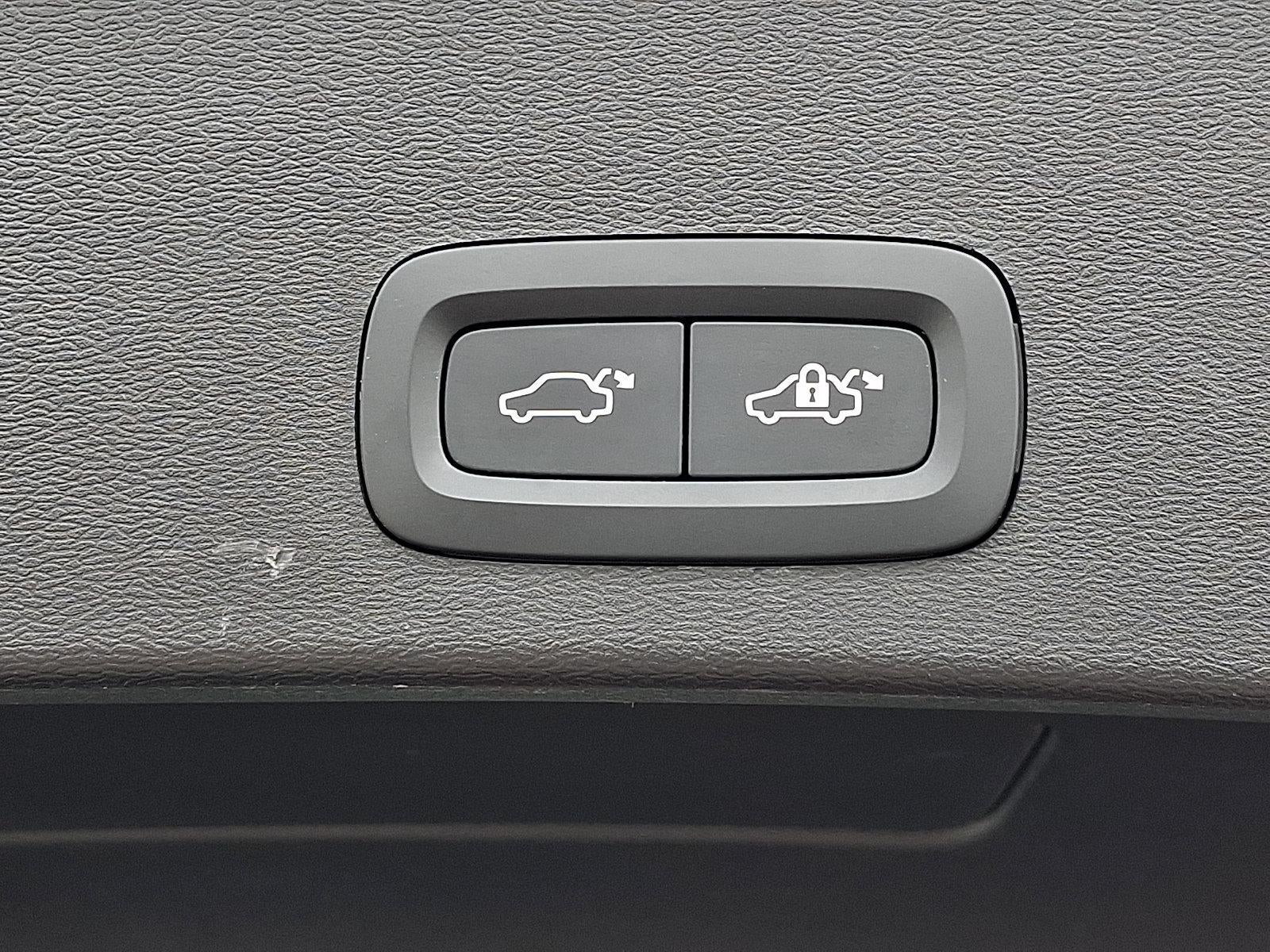 2024 Volvo XC40 B5 AWD Core Bright Theme
