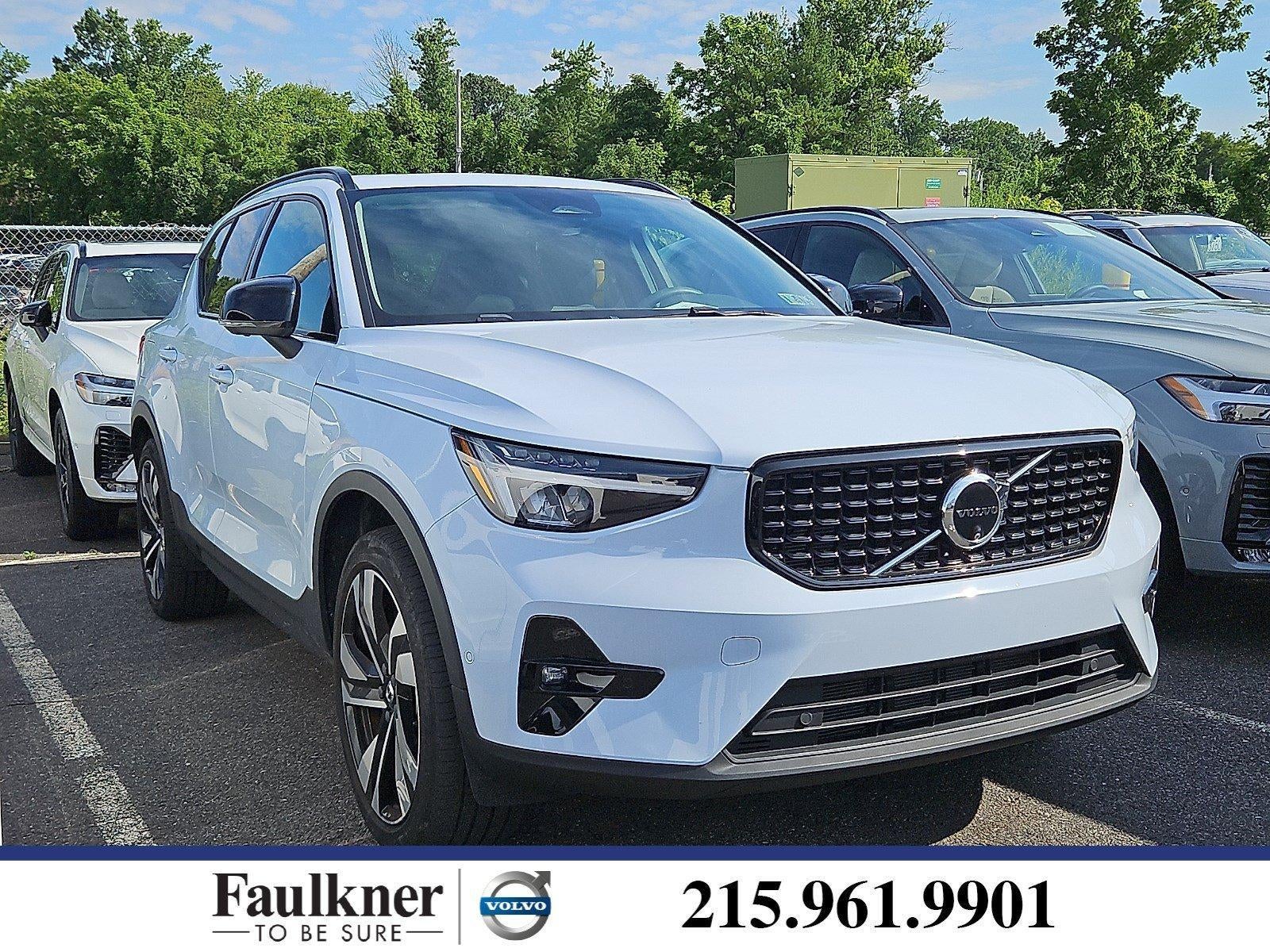 2024 Volvo XC40 B5 AWD Plus Dark Theme