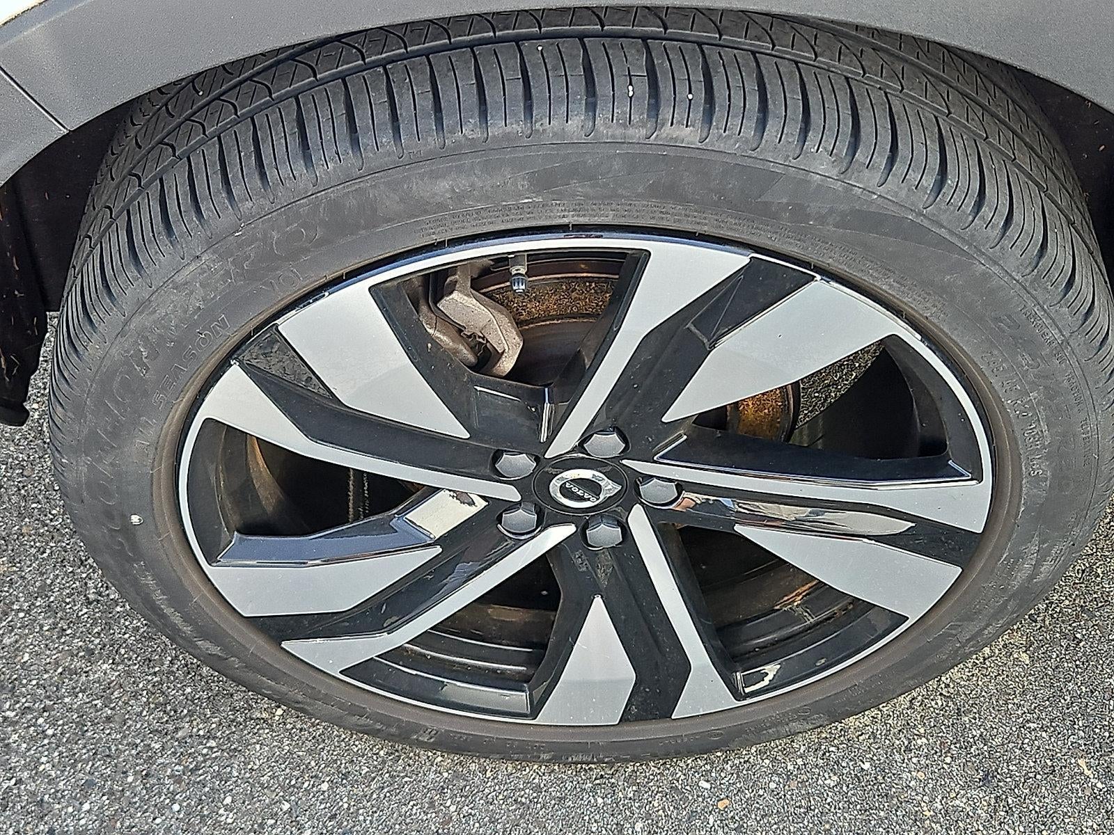 2024 Volvo XC40 B5 AWD Plus Dark Theme