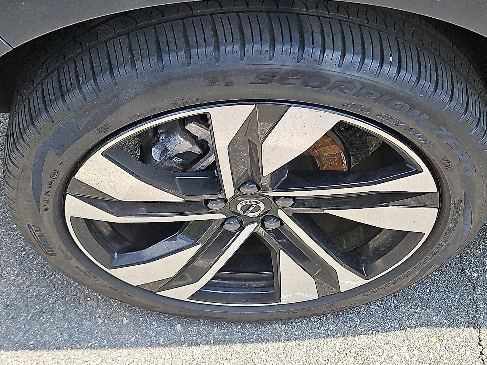2024 Volvo XC40 B5 AWD Plus Dark Theme