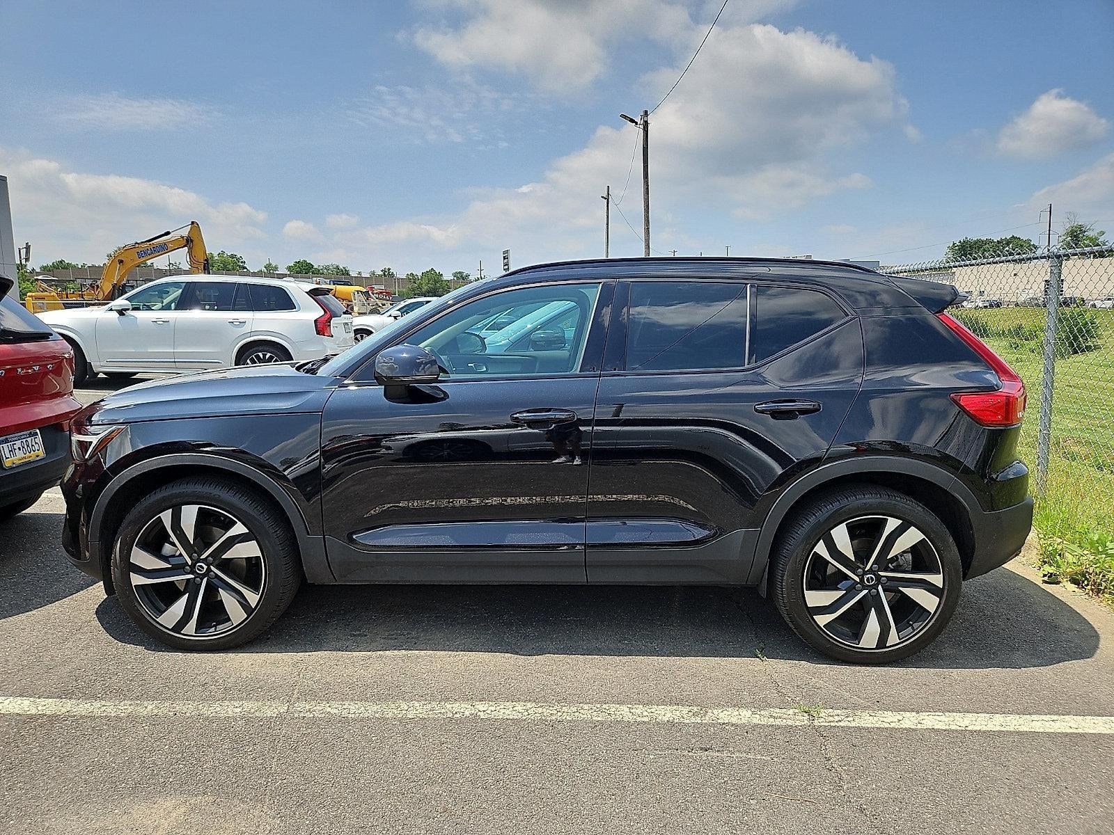 2024 Volvo XC40 B5 AWD Plus Dark Theme