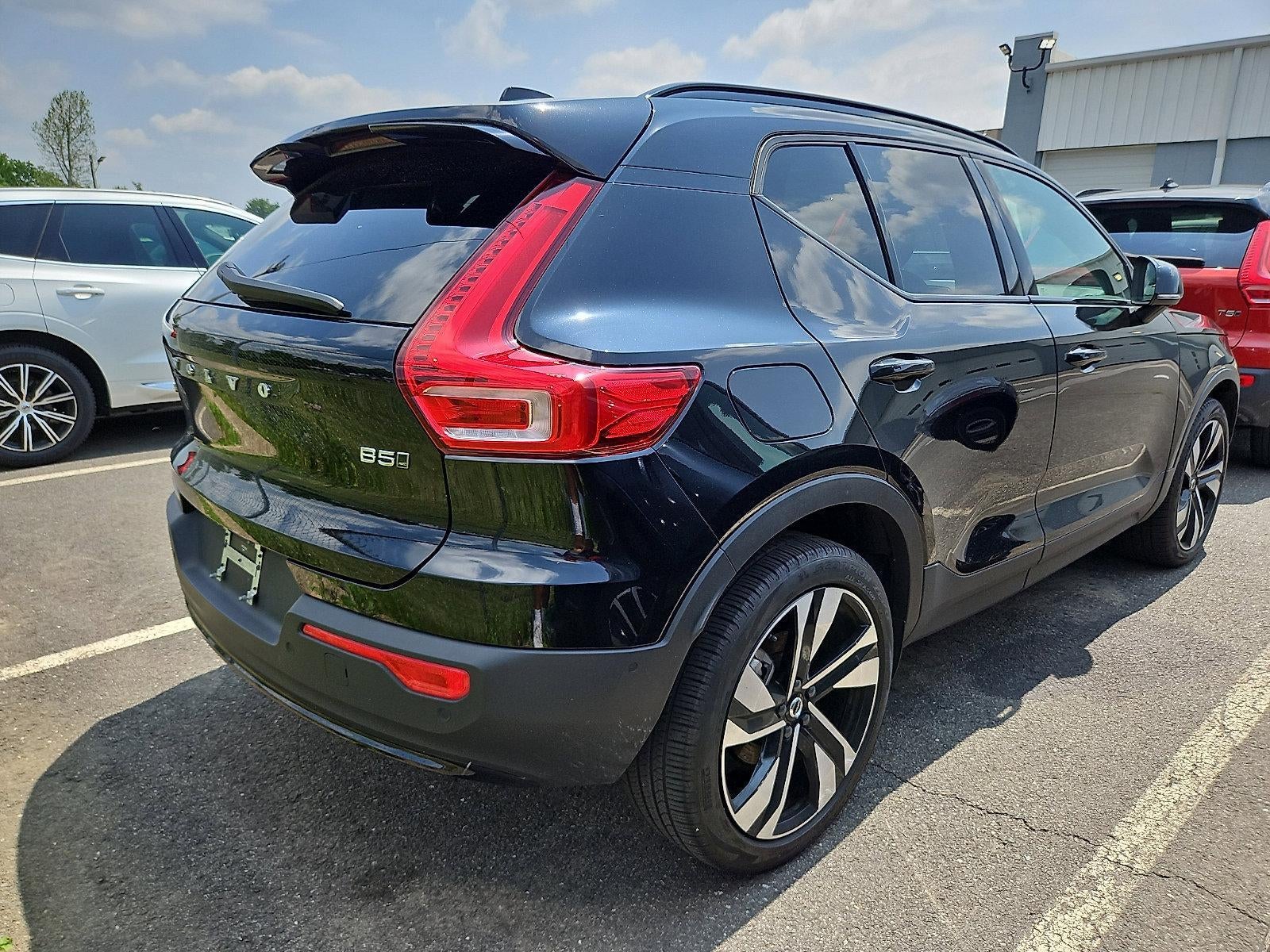 2024 Volvo XC40 B5 AWD Plus Dark Theme