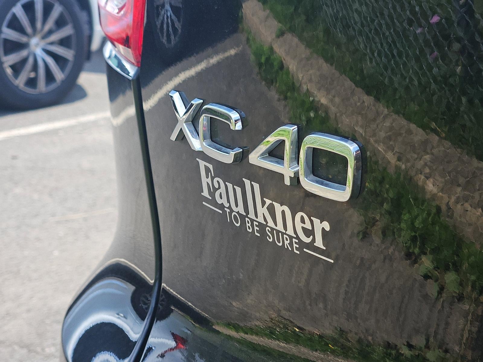 2024 Volvo XC40 B5 AWD Plus Dark Theme