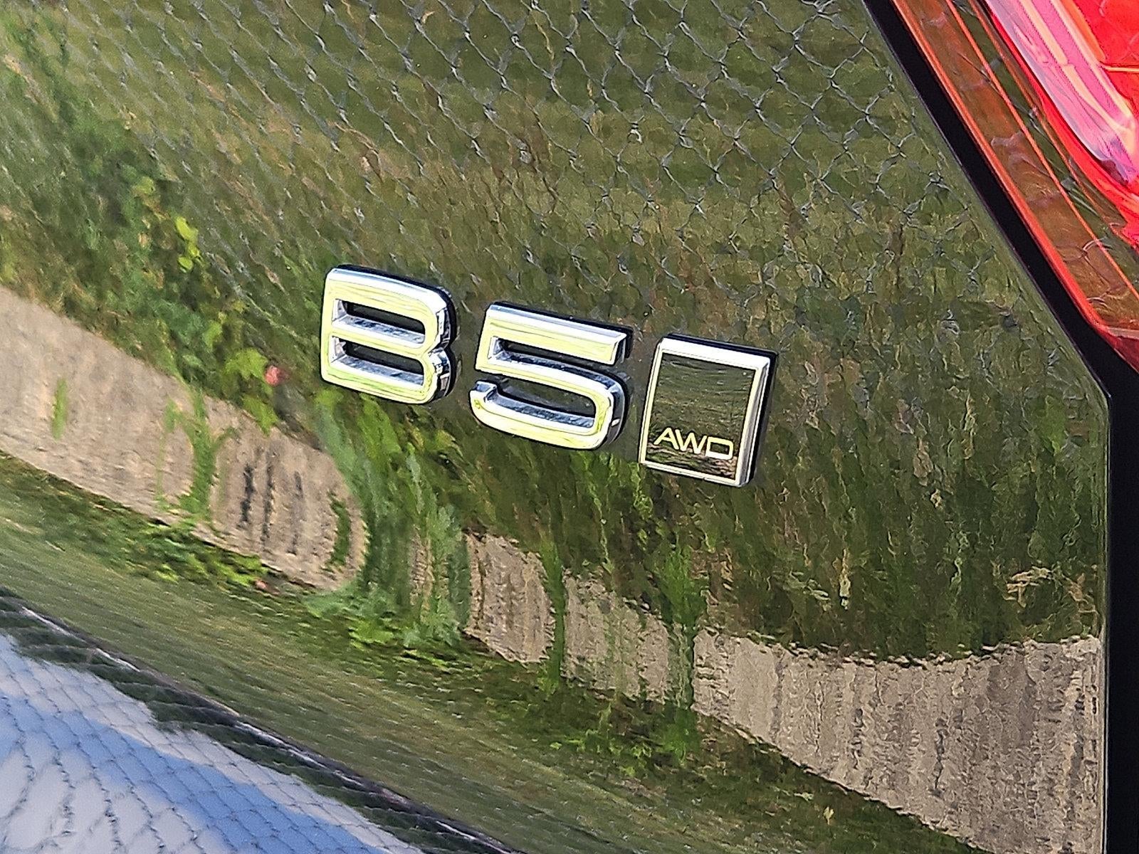 2024 Volvo XC40 B5 AWD Plus Dark Theme