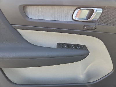 2023 Volvo XC40 B5 AWD Plus Bright Theme