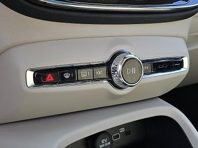 2023 Volvo XC40 B5 AWD Plus Bright Theme