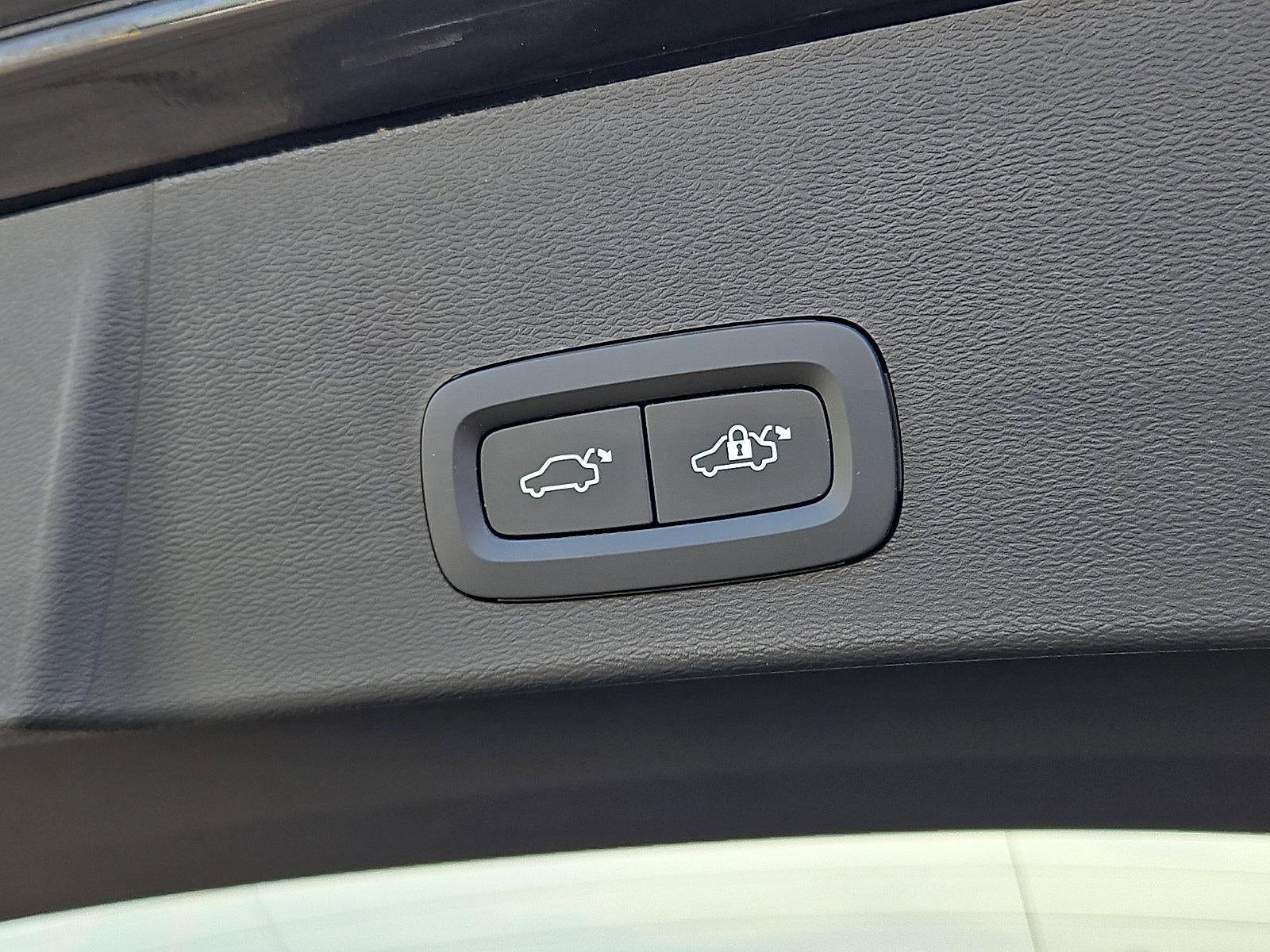 2023 Volvo XC40 B5 AWD Plus Bright Theme