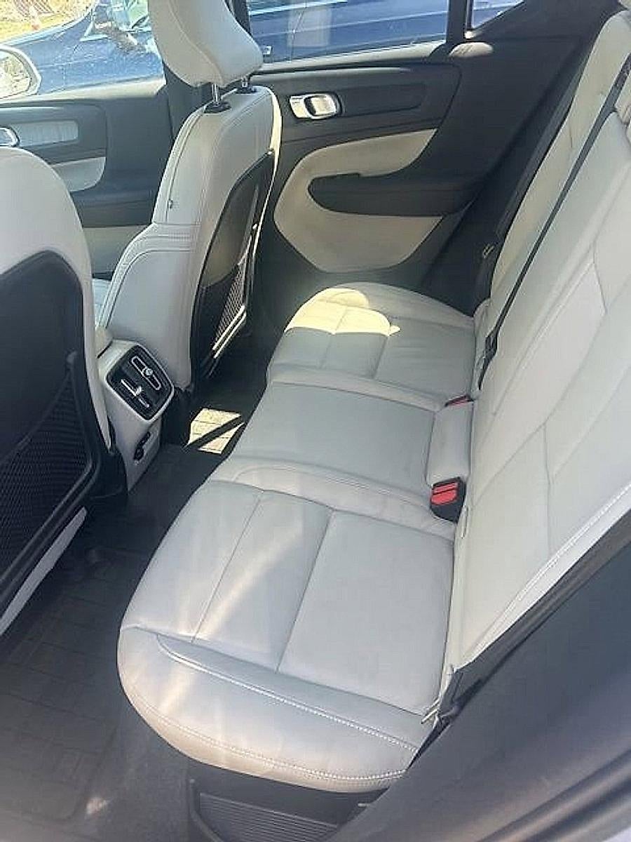 2023 Volvo XC40 B5 AWD Plus Bright Theme