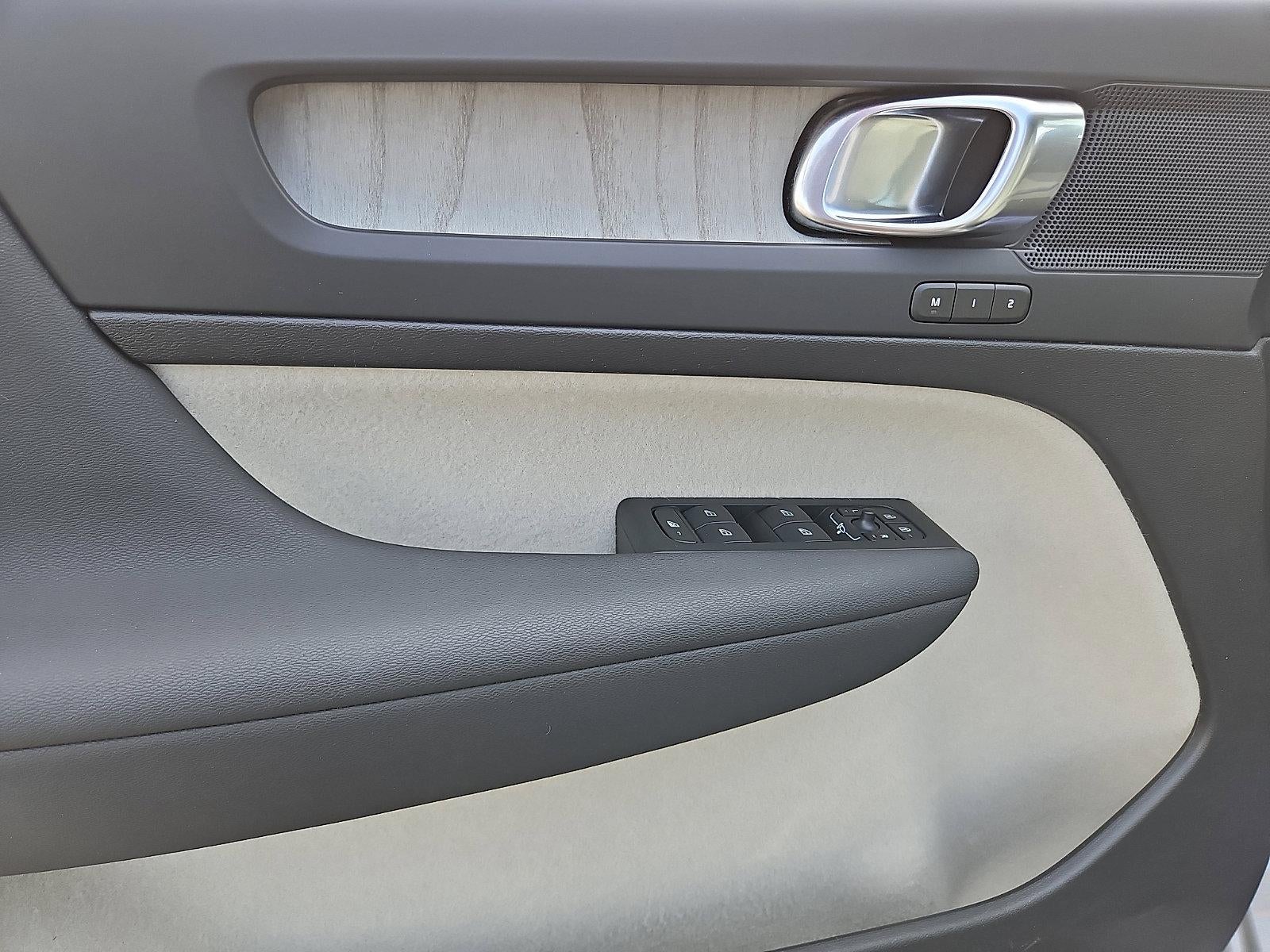 2023 Volvo XC40 B5 AWD Plus Bright Theme