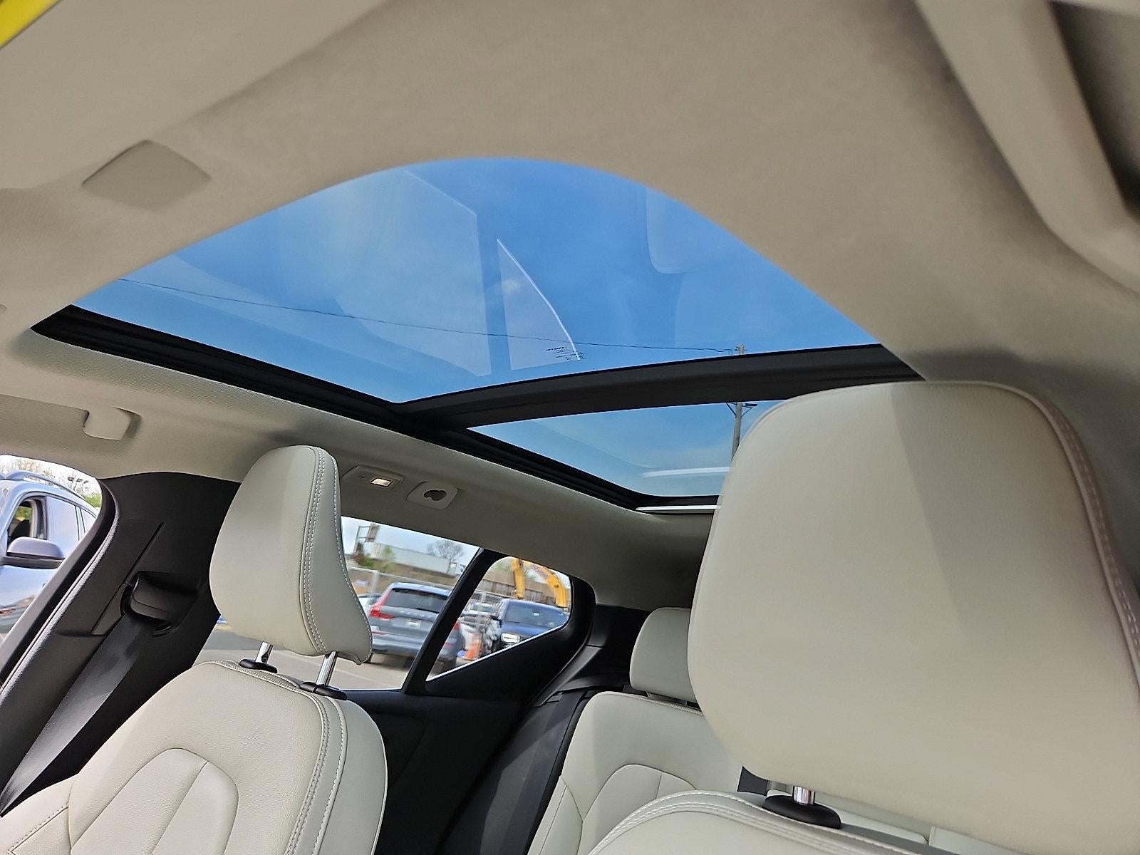 2023 Volvo XC40 B5 AWD Plus Bright Theme