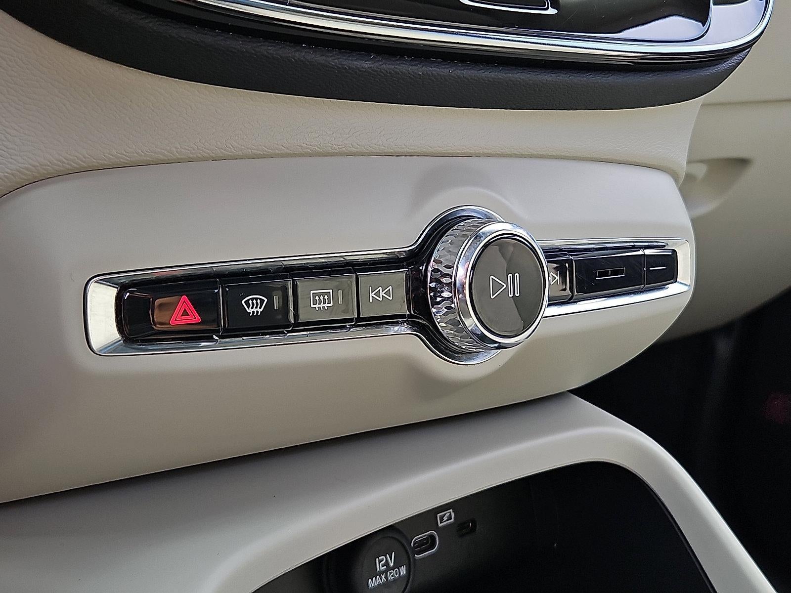 2023 Volvo XC40 B5 AWD Plus Bright Theme