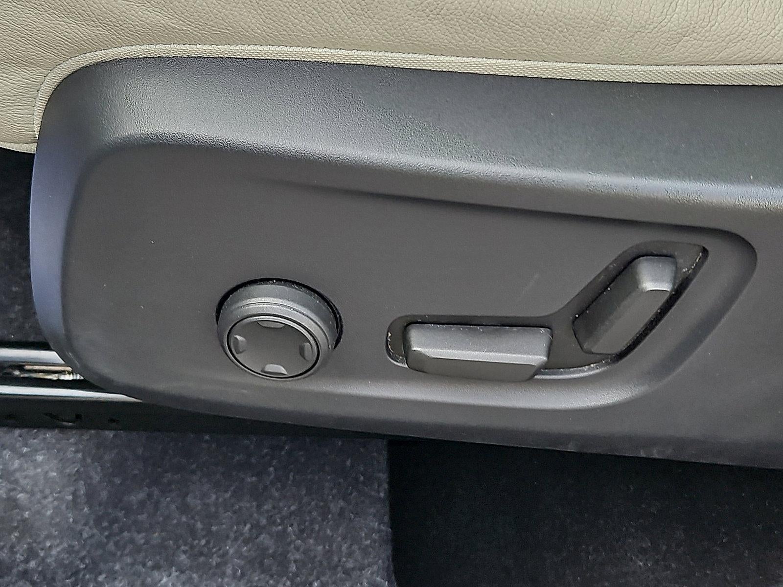 2023 Volvo XC40 B5 AWD Plus Bright Theme