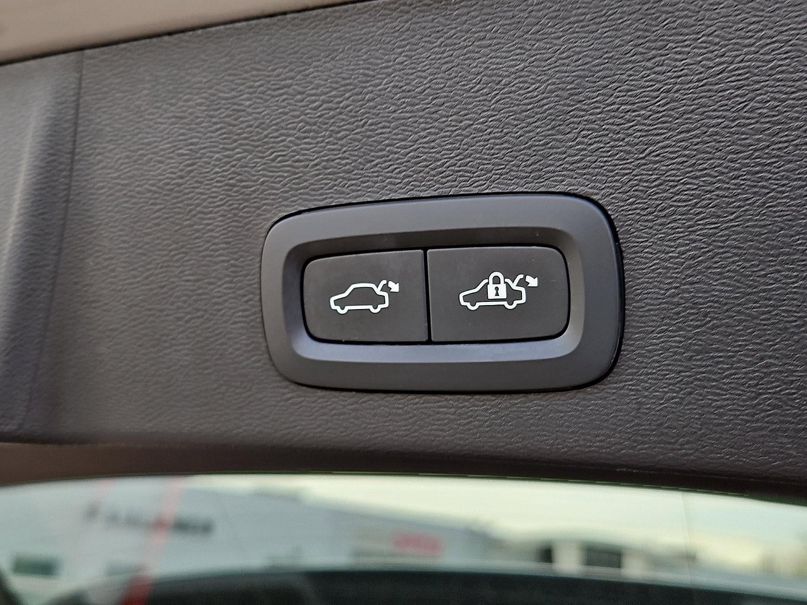 2023 Volvo XC40 B5 AWD Plus Bright Theme