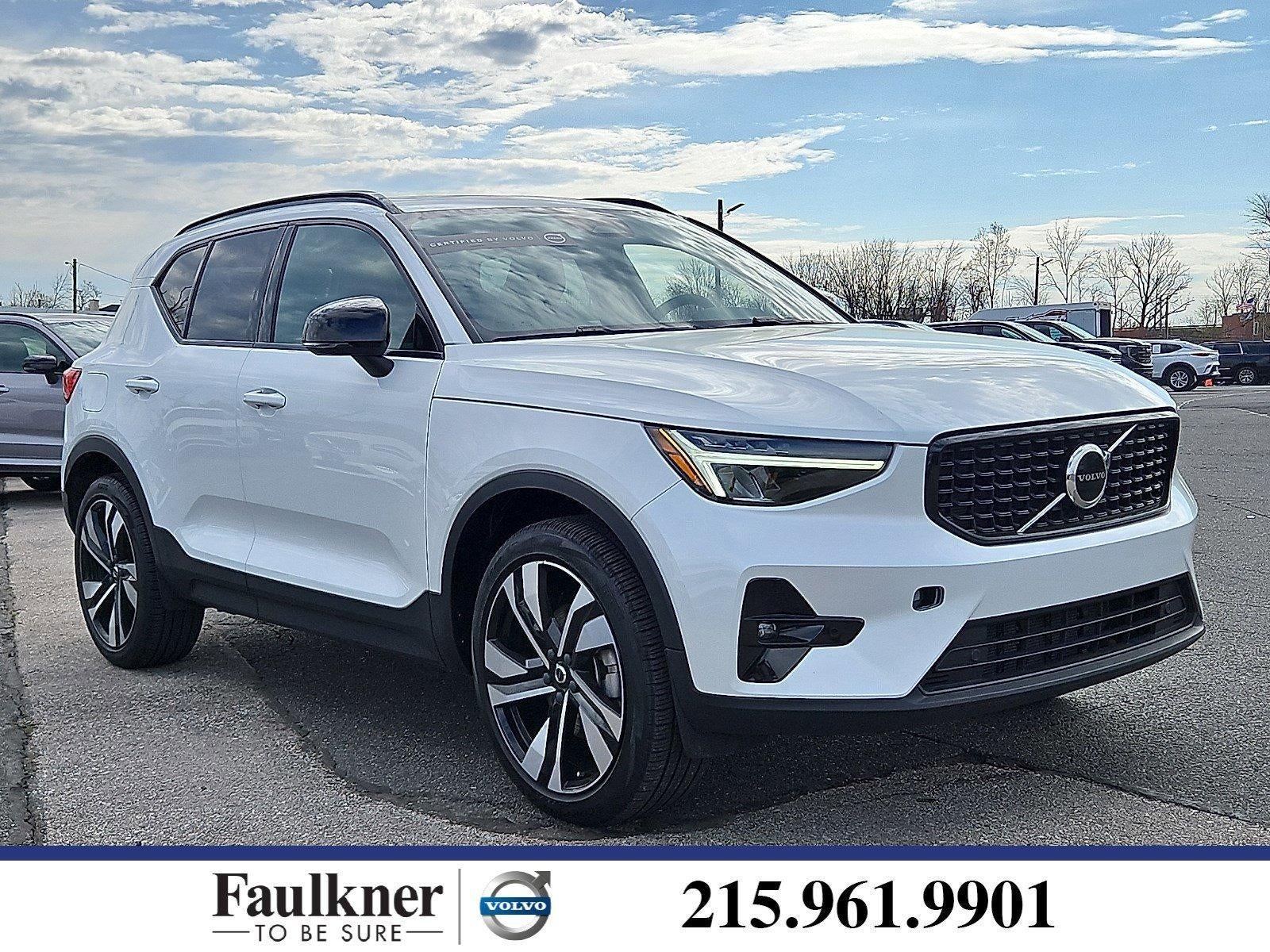 2023 Volvo XC40 B5 AWD Plus Dark Theme