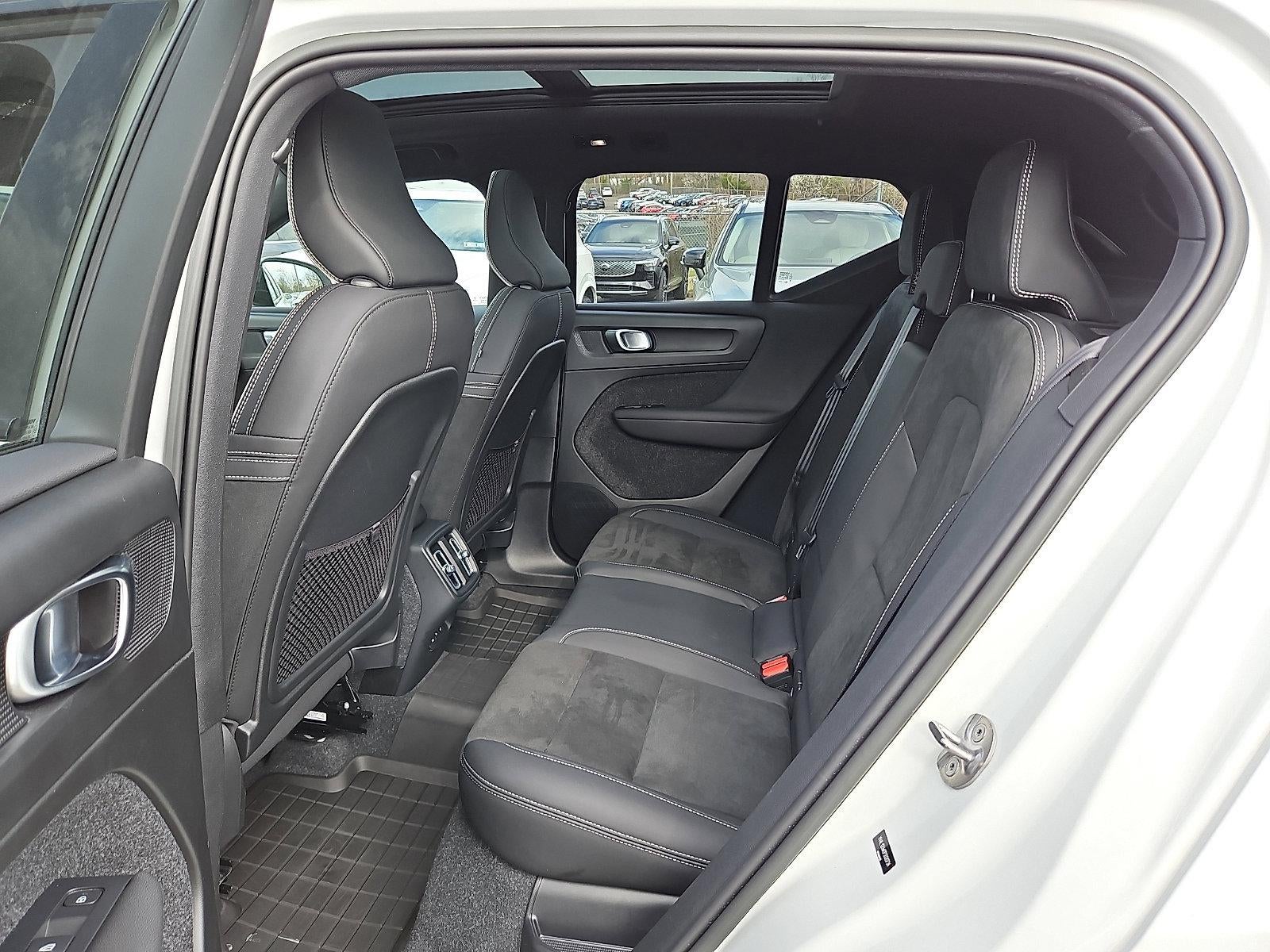 2023 Volvo XC40 B5 AWD Plus Dark Theme