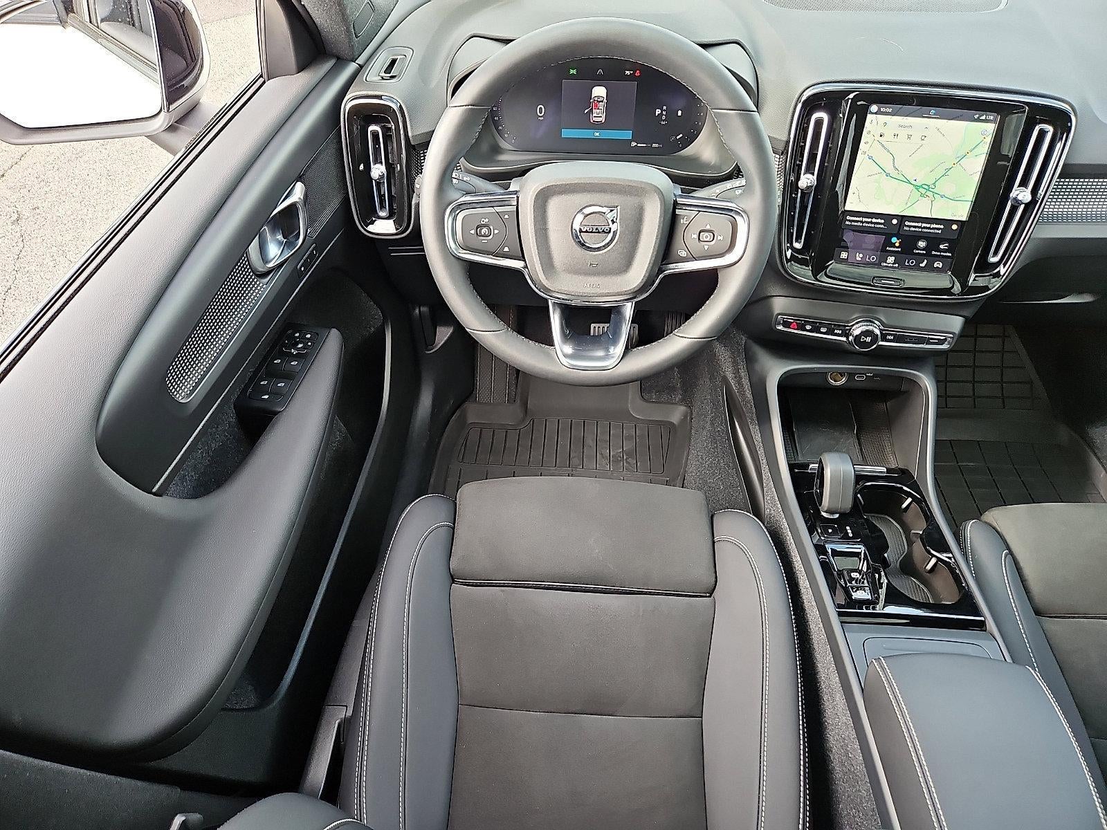2023 Volvo XC40 B5 AWD Plus Dark Theme