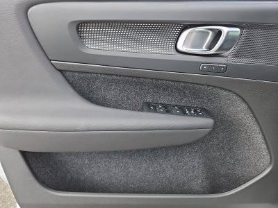 2023 Volvo XC40 B5 AWD Plus Dark Theme