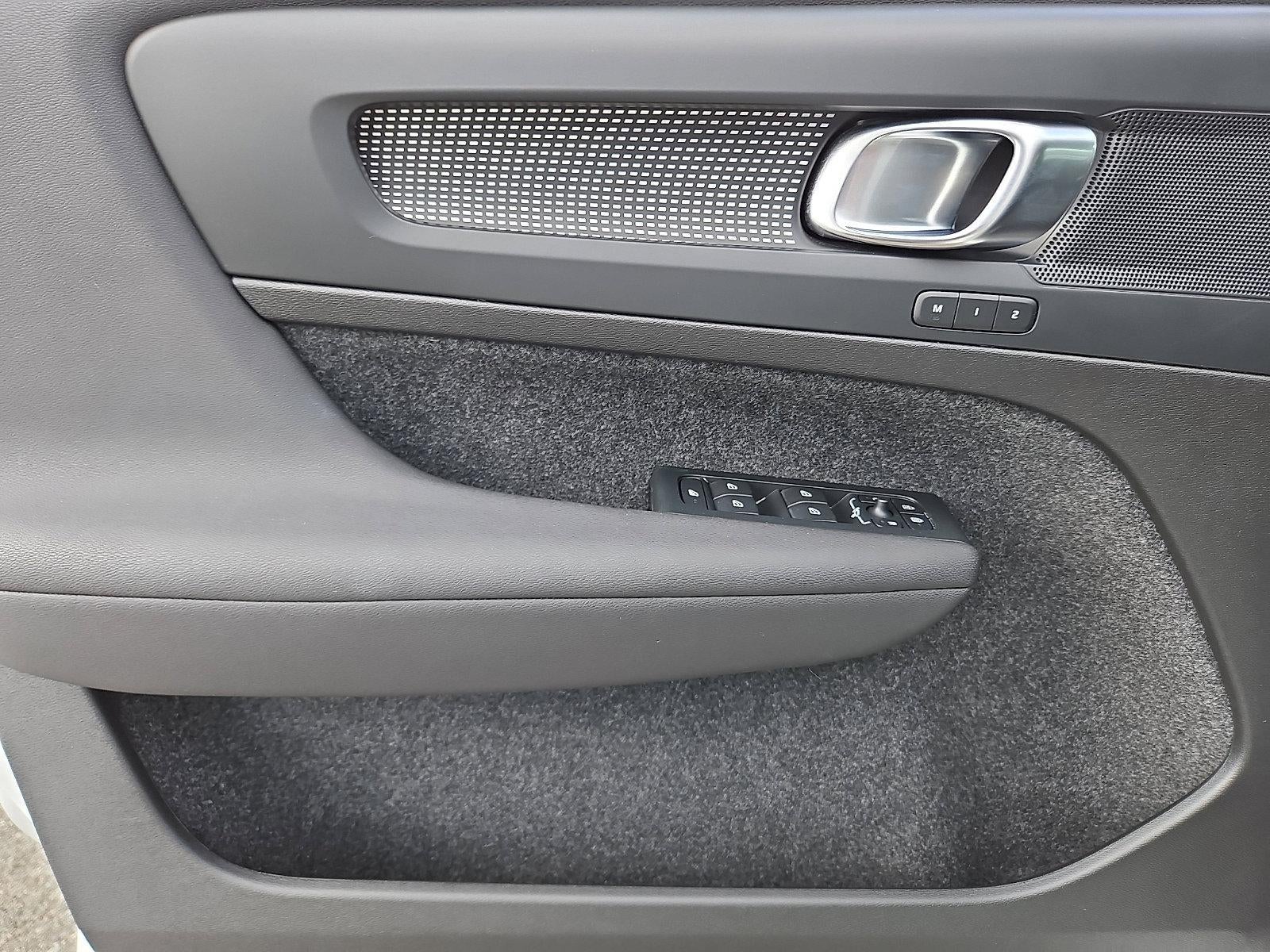 2023 Volvo XC40 B5 AWD Plus Dark Theme