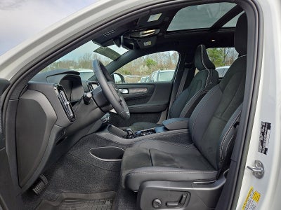 2023 Volvo XC40 B5 AWD Plus Dark Theme