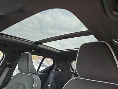 2023 Volvo XC40 B5 AWD Plus Dark Theme