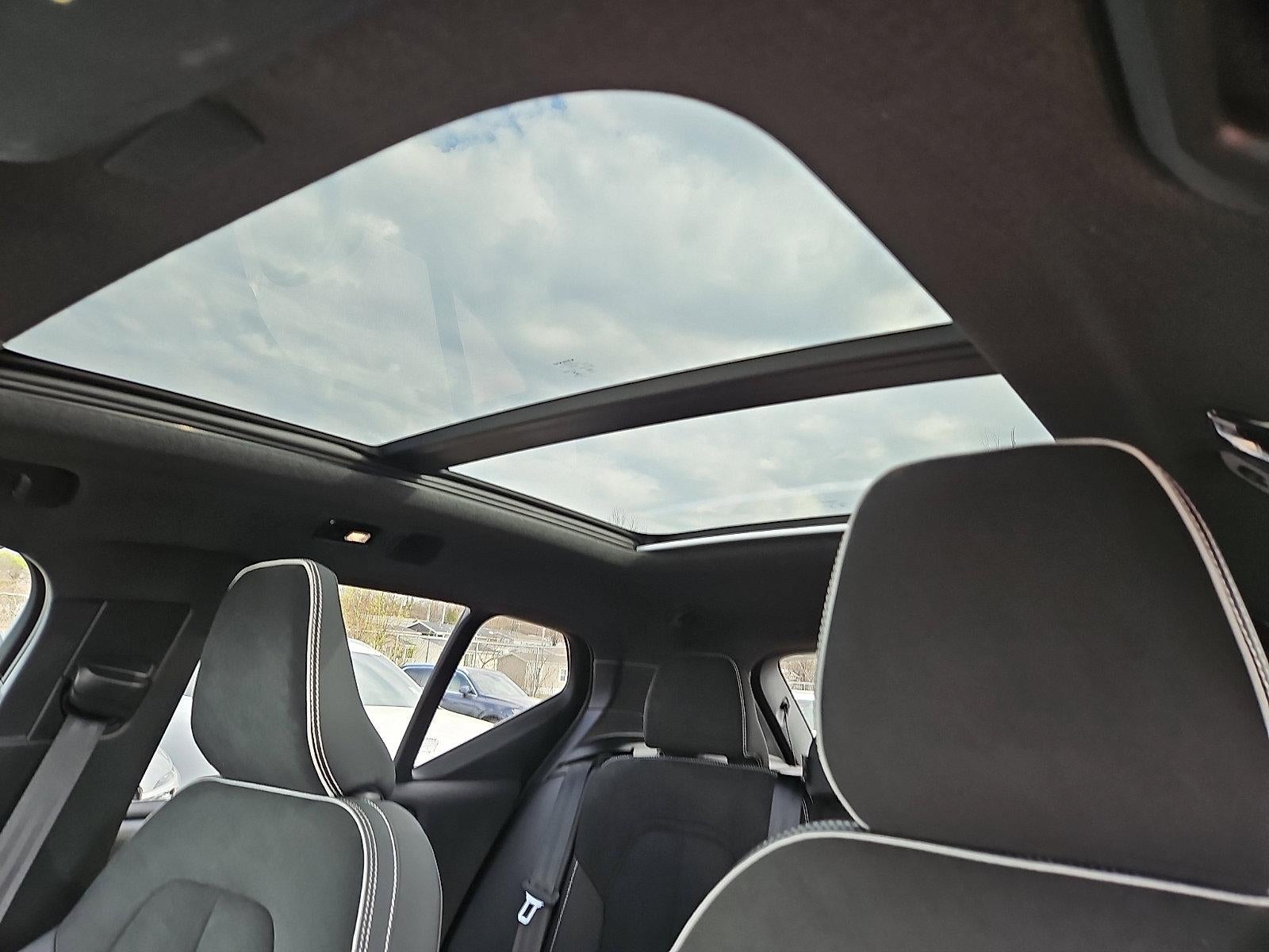 2023 Volvo XC40 B5 AWD Plus Dark Theme