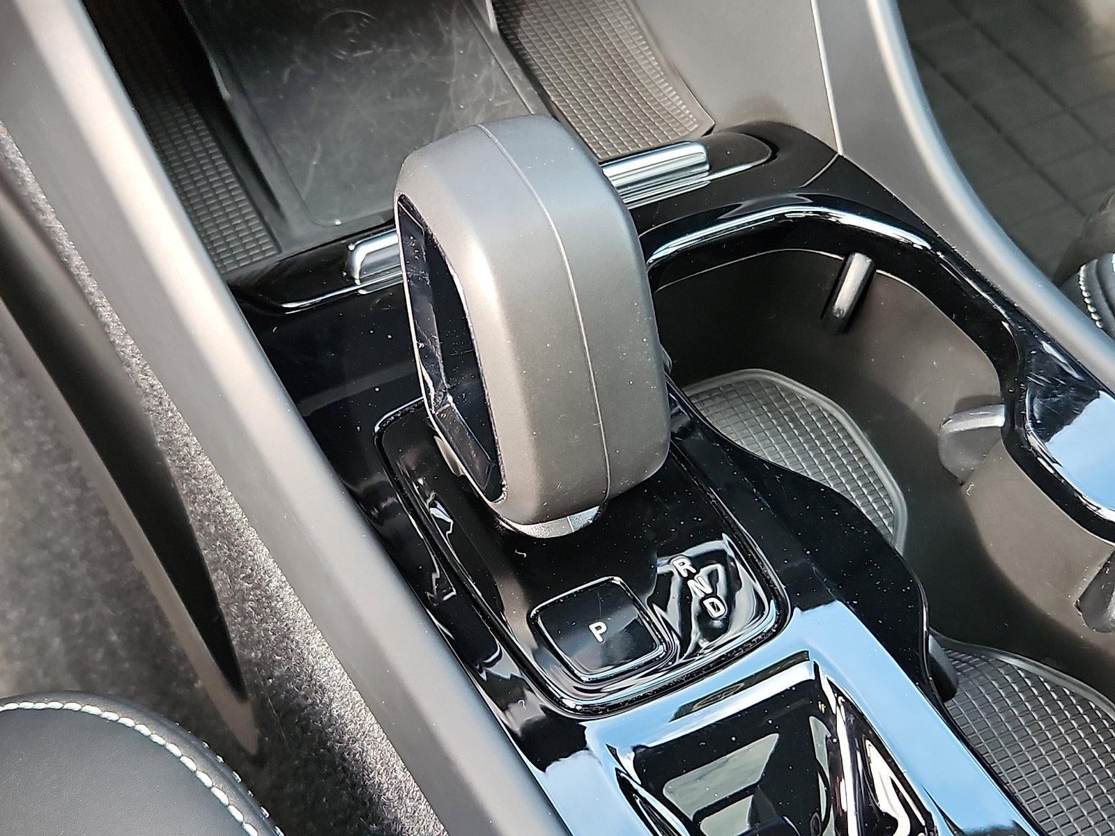 2023 Volvo XC40 B5 AWD Plus Dark Theme