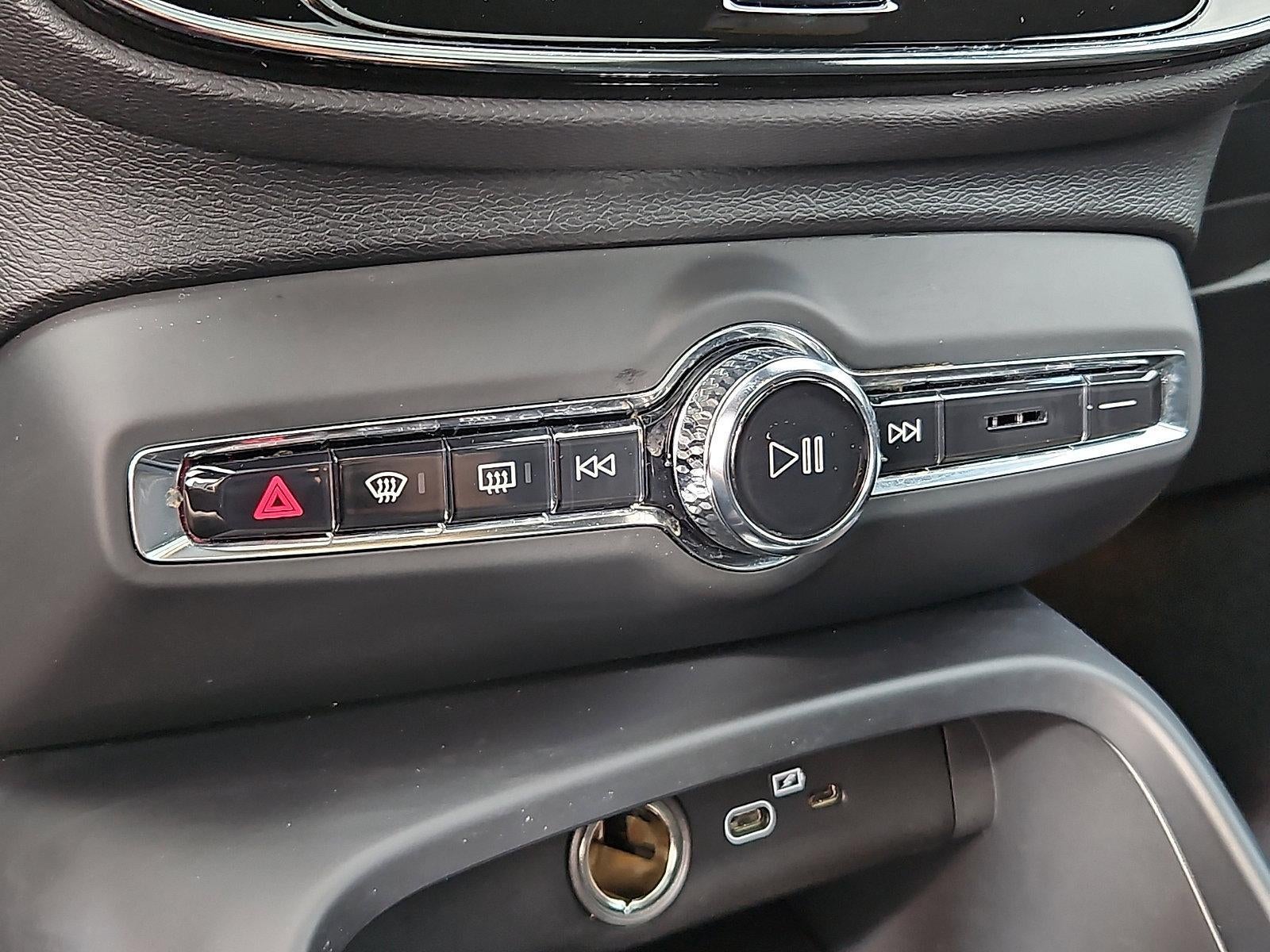 2023 Volvo XC40 B5 AWD Plus Dark Theme