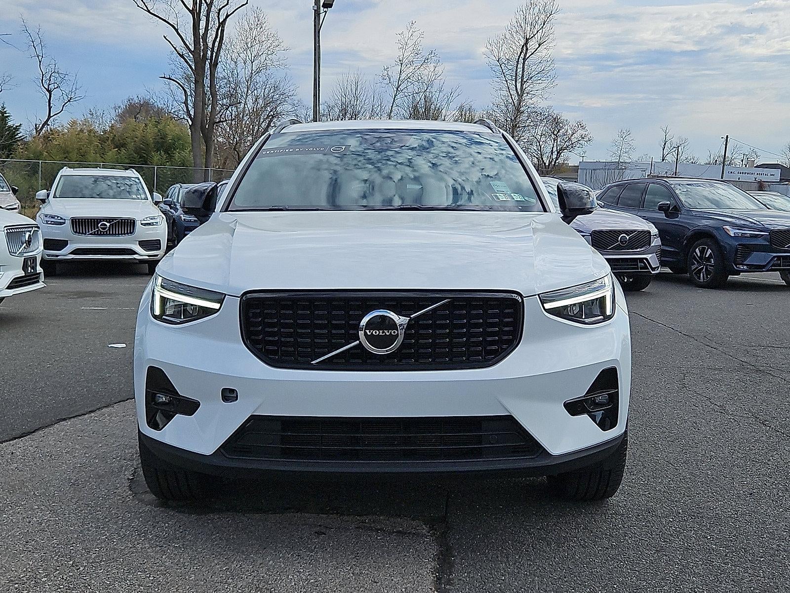2023 Volvo XC40 B5 AWD Plus Dark Theme