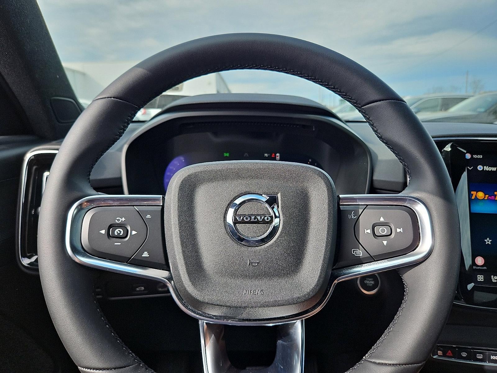 2023 Volvo XC40 B5 AWD Plus Dark Theme