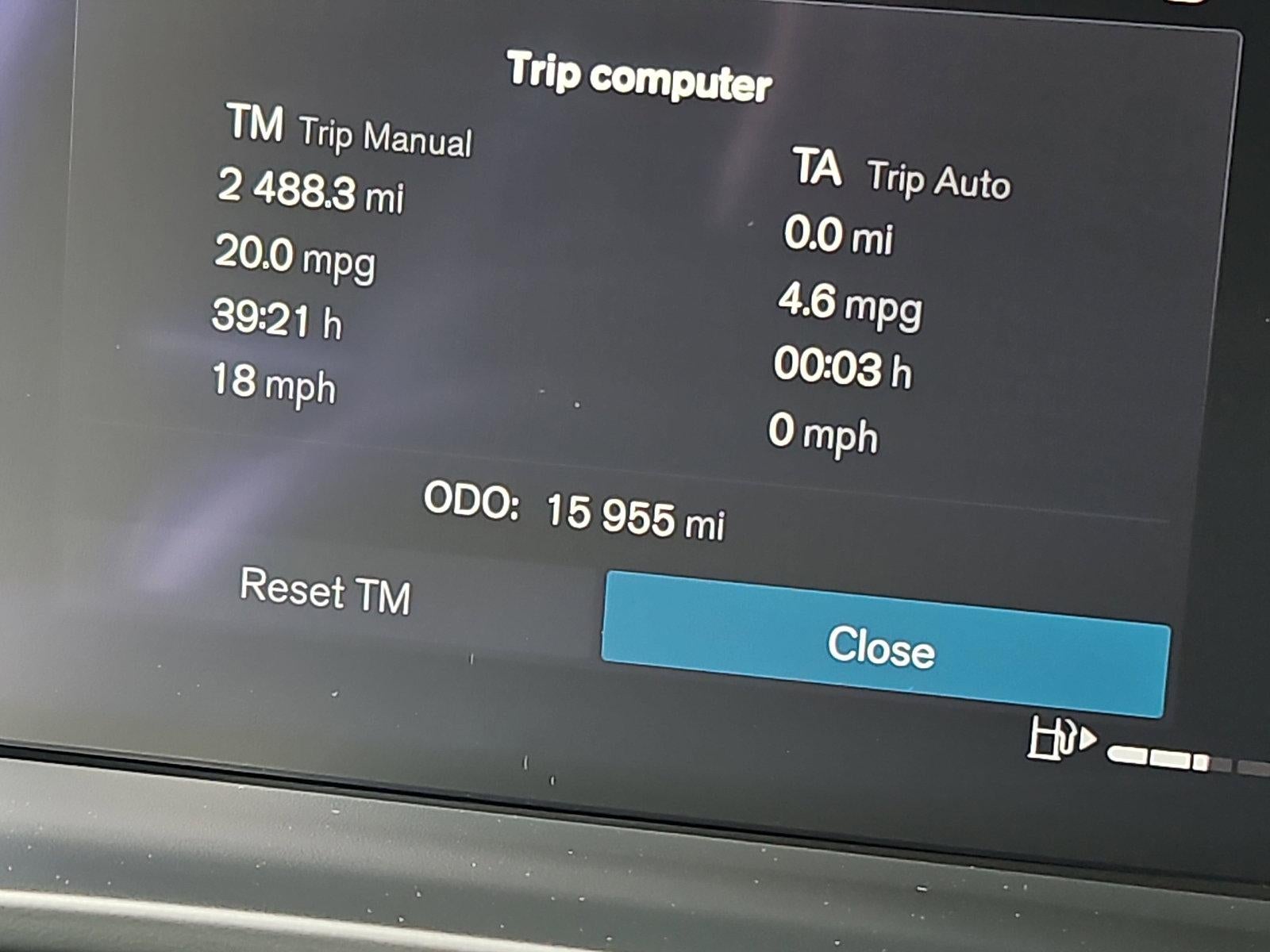 2023 Volvo XC40 B5 AWD Plus Dark Theme
